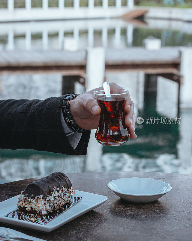 传统土耳其茶和甜点，巧克力蛋糕甜点和茶，咖啡厅的零食，一人茶和甜点服务