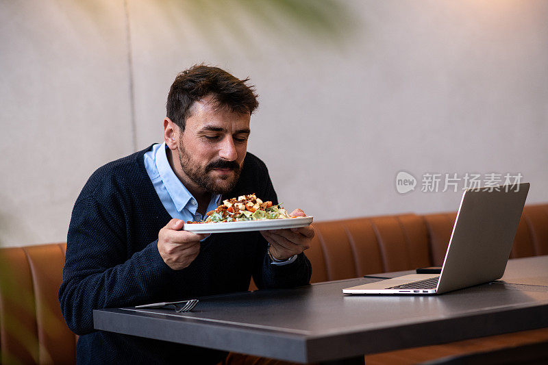 年轻人正在品尝他的午餐