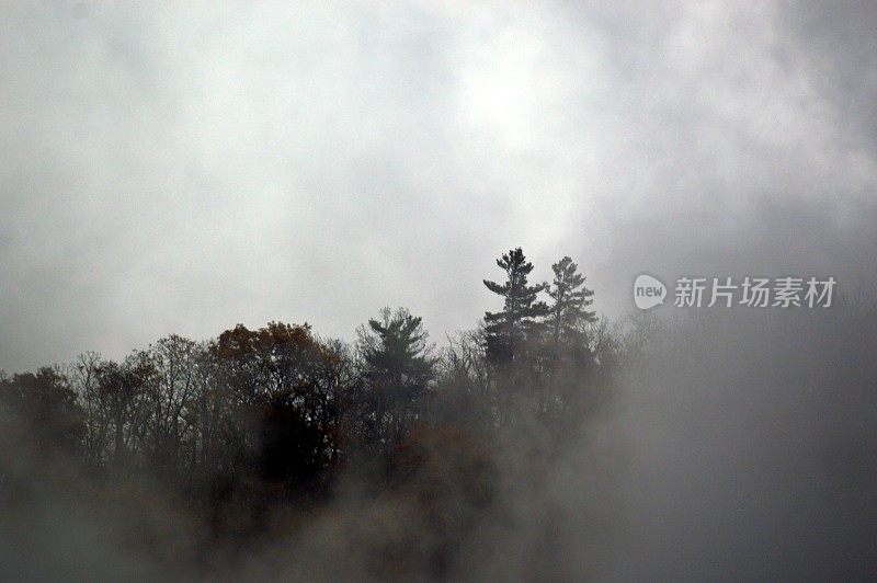 云层低垂在蓝岭山脉上空