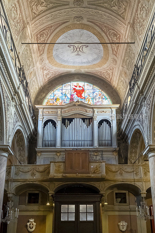 萨沃纳省的诺里镇教堂里的管风琴