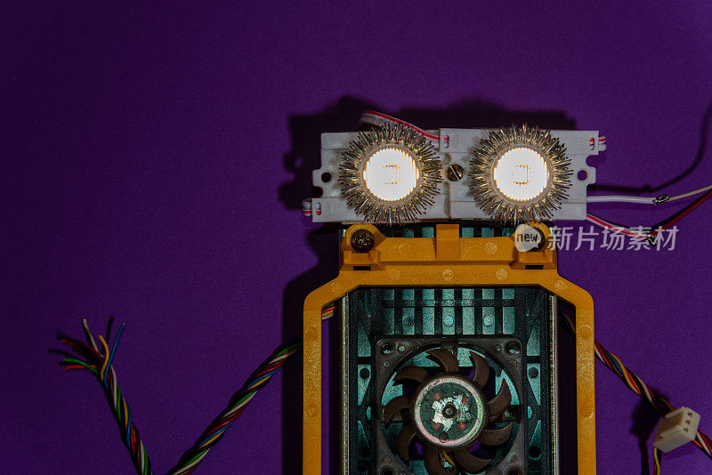 手工制作的机器人平面放置在arduino平台上。DIY。人工智能。蒸汽。深紫色背景。儿童和青少年的Stem教育，机器人和电子学。