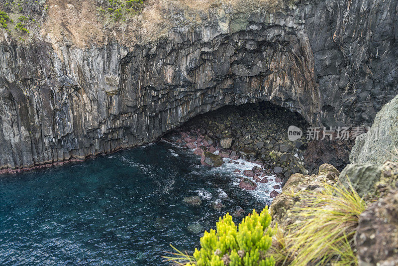 亚速尔群岛特塞拉火山悬崖的高角度视图