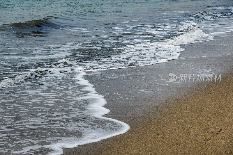 柔软的波浪海滩