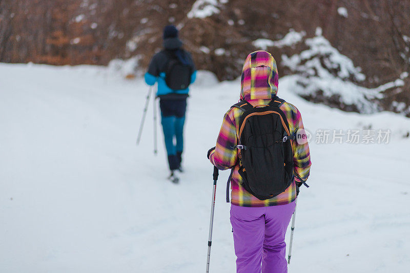 两个面目全非的徒步旅行者正从雪山上爬下来