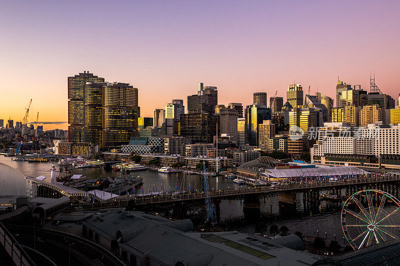 在一个晴朗的日子里，从达令港拍摄的悉尼国家开发银行的天际线，夕阳下的金色