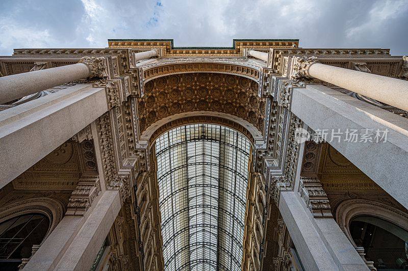 意大利米兰的伊曼纽尔二世维托里奥画廊的低角度拍摄
