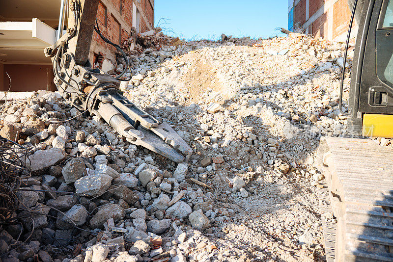 地震后倒塌的建筑物残骸