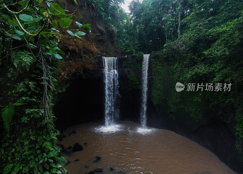 巴厘岛中部Tibumana双胞胎瀑布的鸟瞰图