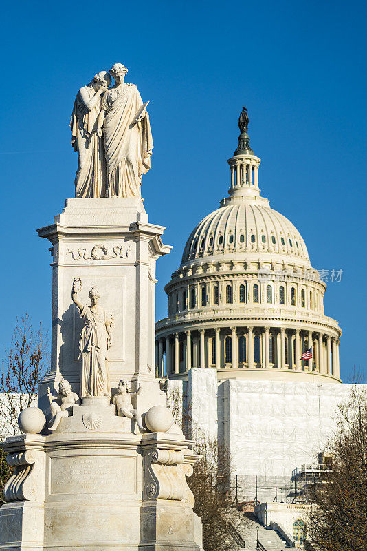 和平纪念碑，纪念美国内战期间在海上遇难的人。该纪念碑位于华盛顿特区市中心，建于1878年。