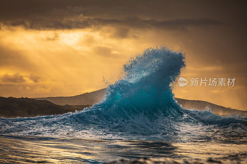 在一个暴风雨的早晨，海浪在海洋中爆炸，金色的光