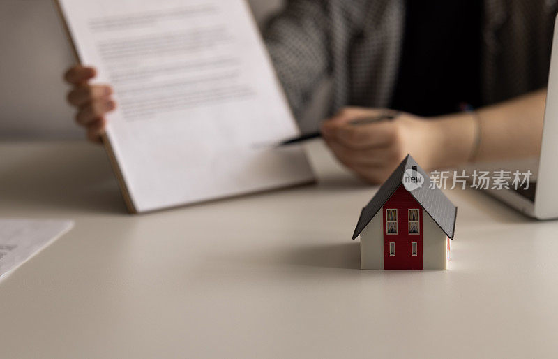 房地产买卖业务销售代理人提供购买房屋或公寓的合同以及购买和租赁的建议。
