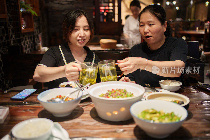 两位女士一起吃饭庆祝