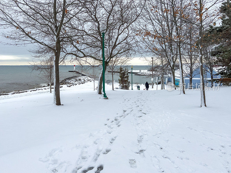 冬天的湖滨公园景色，奥克维尔，哈尔顿地区，加拿大