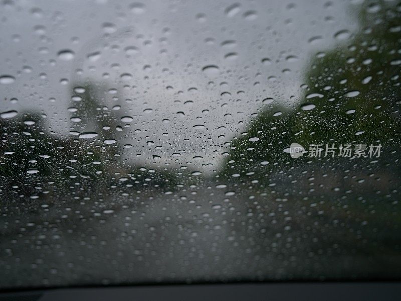 雨滴落在汽车上