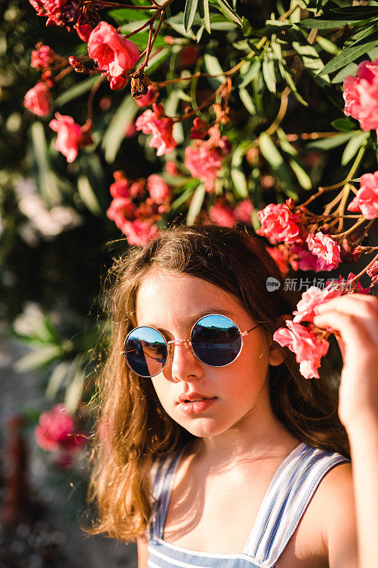 一个少女欣赏鲜花的肖像