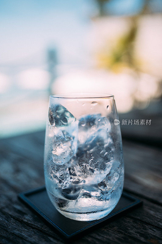 玻璃杯里的冰块