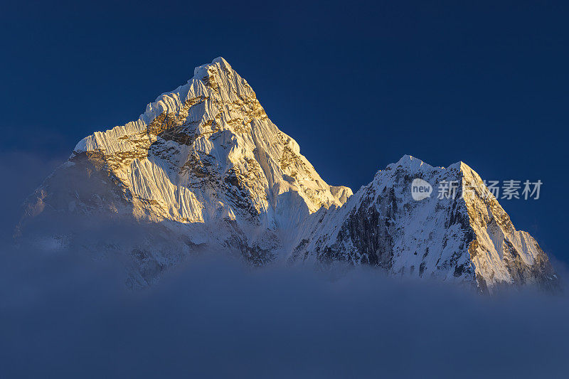 尼泊尔喜马拉雅山脉美丽的阿玛达布拉姆山全景8200万像素XXXXL大小