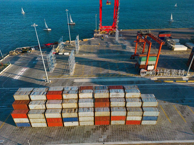 葡萄牙里斯本海岸附近的一个集装箱码头