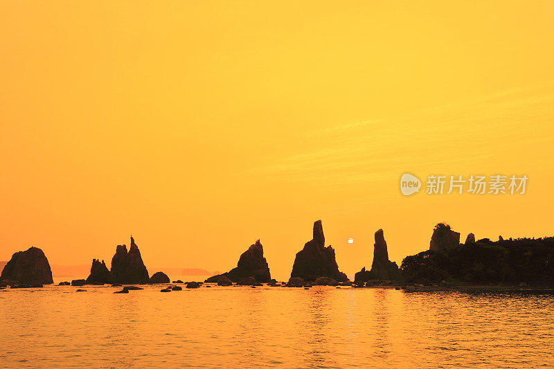 早晨的太阳和桥井岩石，日本，和歌山县，东室区和歌山