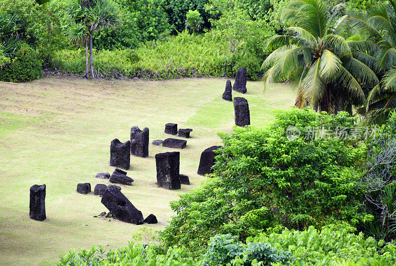 巴伯尔达乌岛上的巨石——从上面看