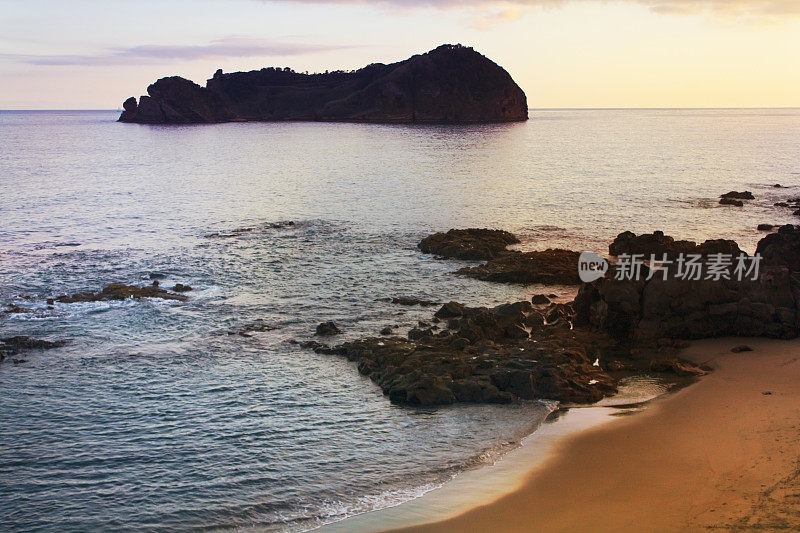 坎波岛，位于葡萄牙亚速尔群岛圣米格尔岛附近的一座古老水下火山的火山口。