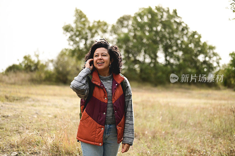 巴西中年妇女徒步穿越森林。