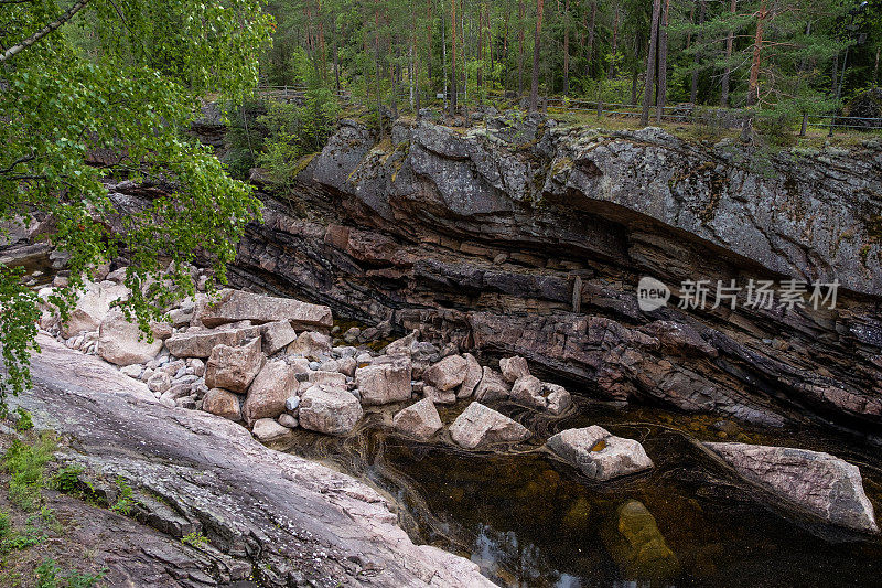 景观海岸线岩石和森林。芬兰伊马特拉市的Vuoksa河的旧河床。