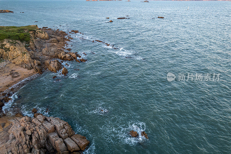 海洋和礁石的鸟瞰图