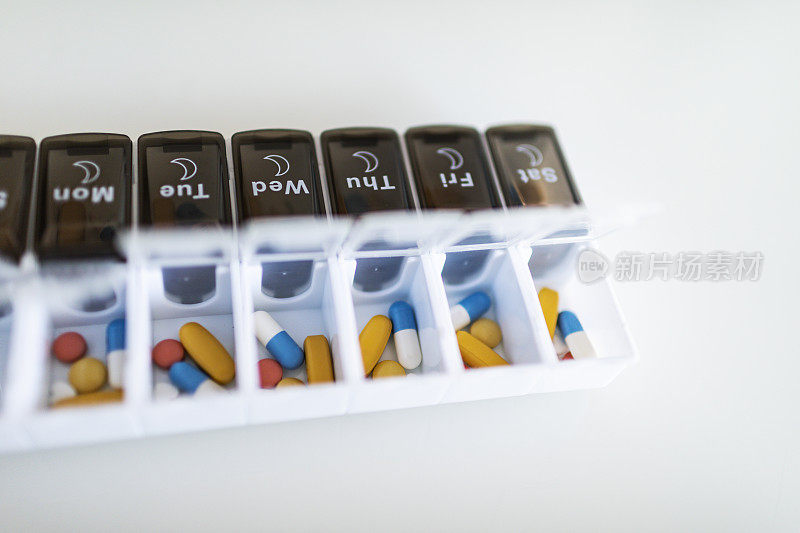 药片放在桌上的周药盒里