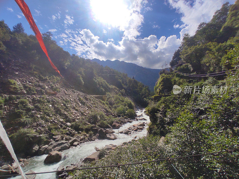 季风期间，喜马拉雅冰川河谷的美丽自然风光穿过喜马拉雅山脉郁郁葱葱的绿色森林