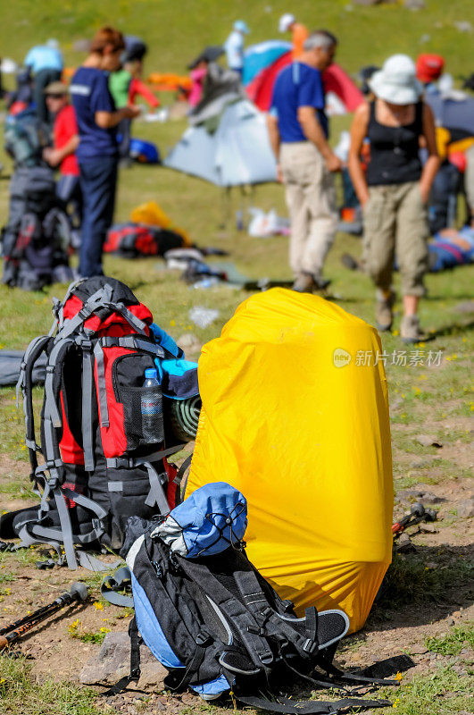 露营地的登山者和背包客