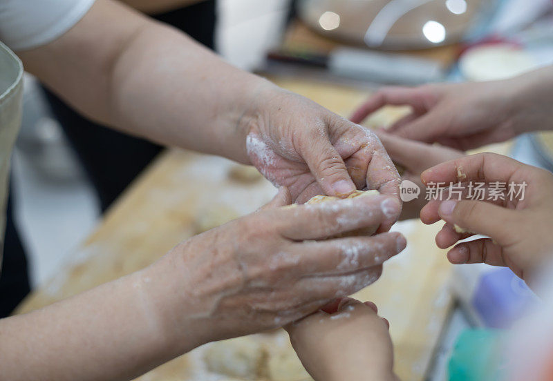 中国面食制作:女人揉面。做馒头的面团。