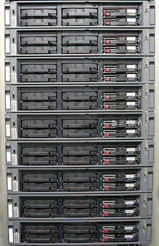 计算机硬件在互联网提供商的托管站点上。访问服务器是一个特写。云存储概念。矿场加密货币。现代通讯设备在服务器机房。