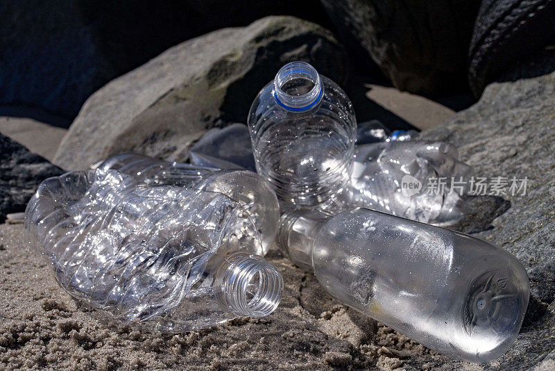 沙子里的塑料水瓶垃圾