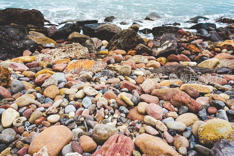 各种各样的石头在海岸的石岸