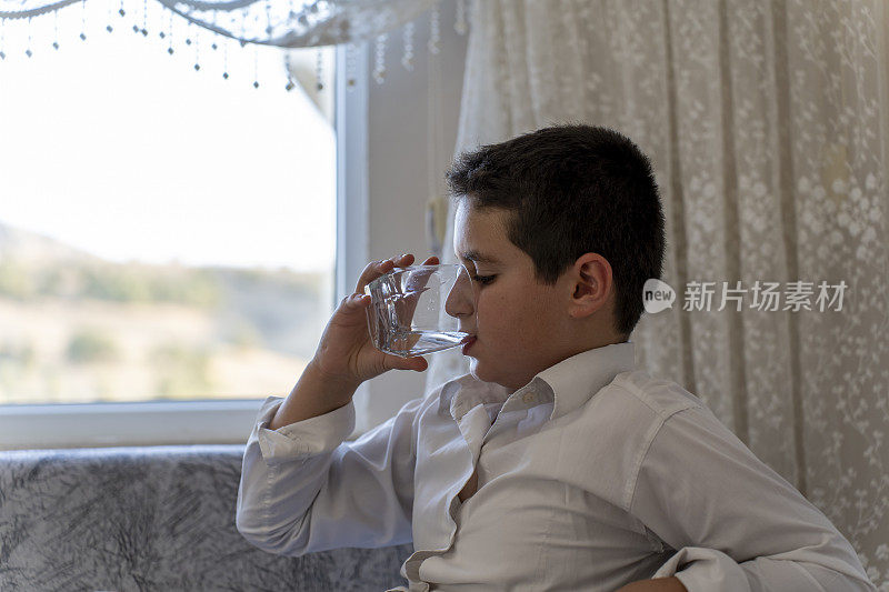 男孩在喝水。