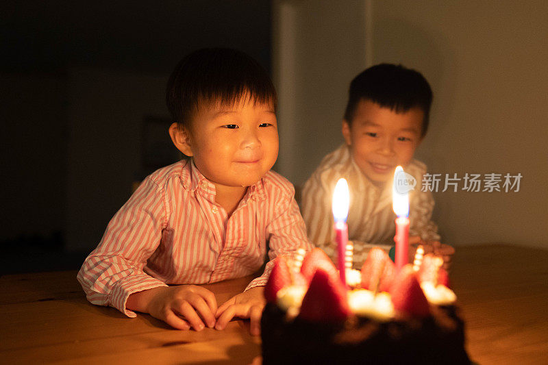 欢庆:兄弟的生日烛光祝福
