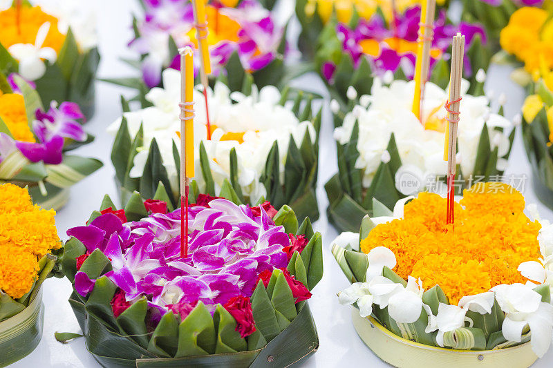泰国礼花花束与蜡烛的特写