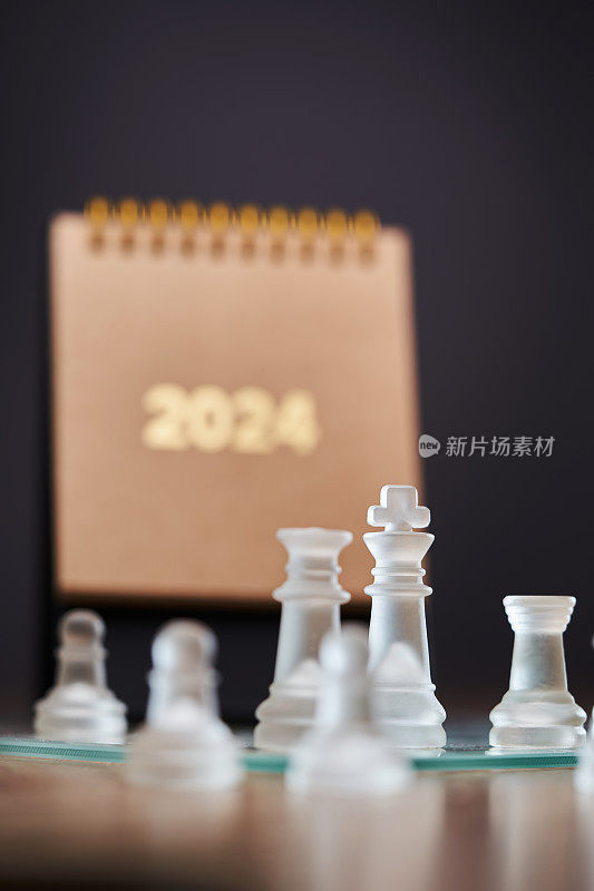 桌面日历和灰色背景的玻璃棋盘