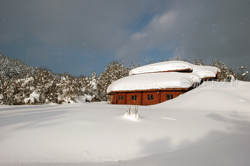 埋在阿班特雪下的木制山间小屋