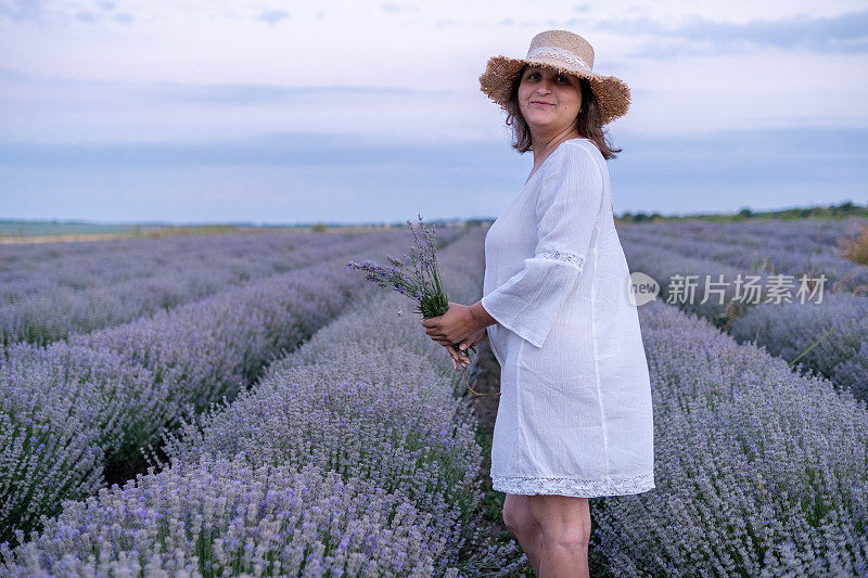 莱凡德田野的白衣女郎。