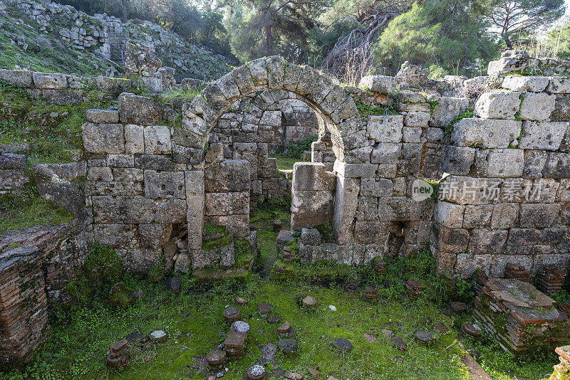 土耳其安塔利亚省Tekirova的Phaselis被毁坏的罗马浴场