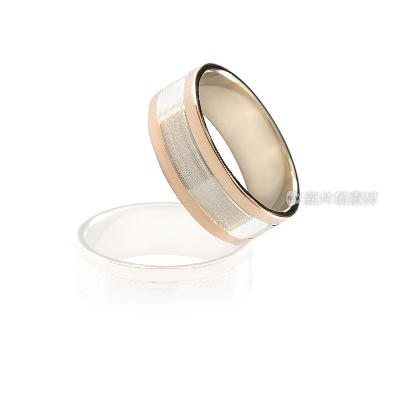 玫瑰金婚礼金结婚戒指孤立在白色的背景。金银婚礼时尚首饰