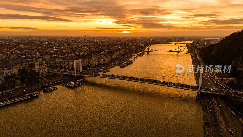 空中无人机俯瞰多瑙河上的伊丽莎白桥和塞切尼链桥，日落时分，匈牙利布达佩斯