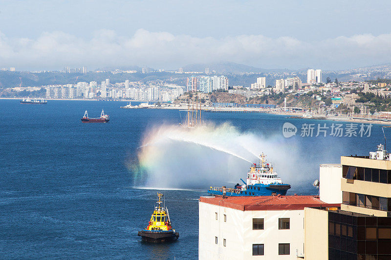 船把水抛向空中