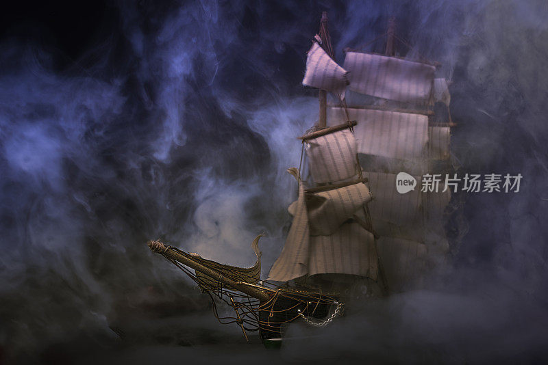 雾中的老帆船