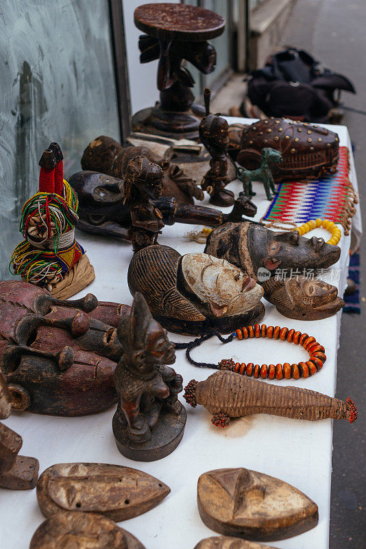 巴黎跳蚤市场上的各种非洲纪念品