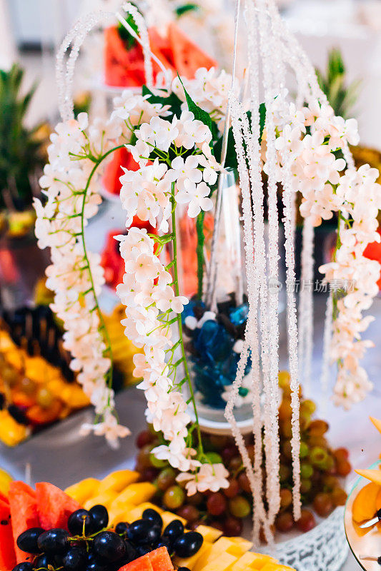 美丽的白色鲜花在花瓶水果切片婚礼雷杰普