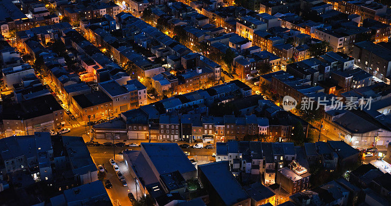 宾夕法尼亚州费城街道的夜间无人机拍摄