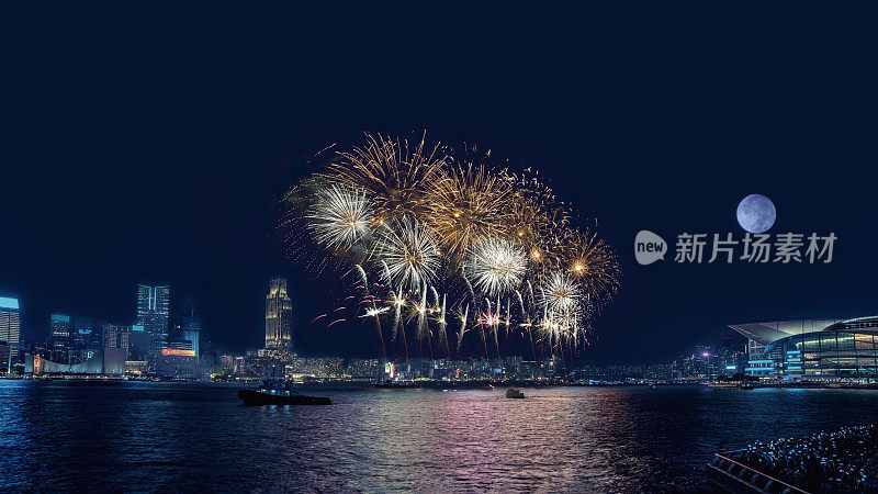 月明之夜，香港维多利亚港的烟花表演。